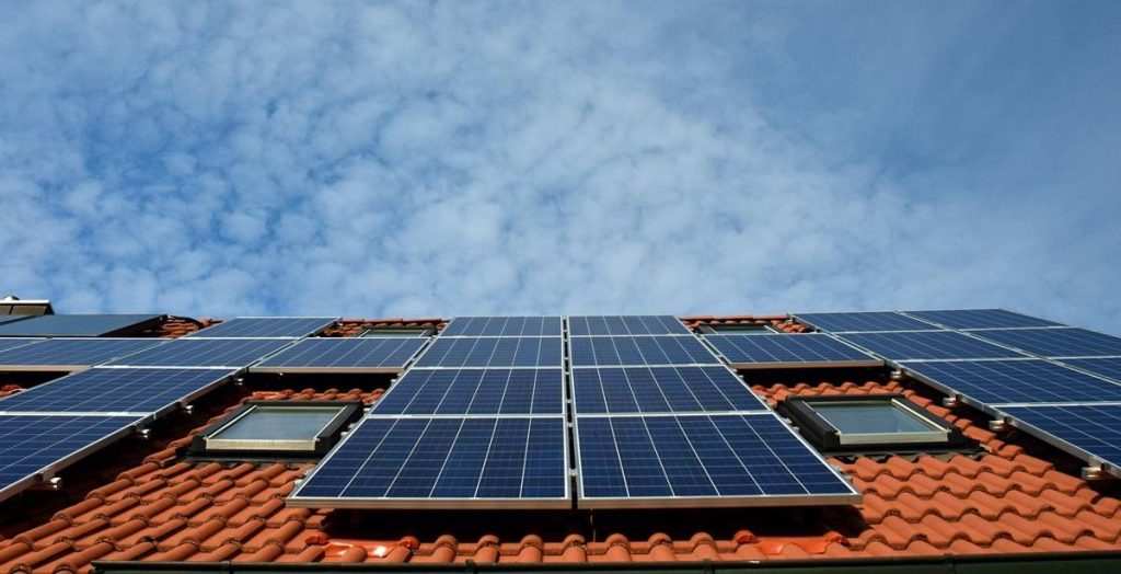 Panneaux solaires posés sur un toit de tuiles