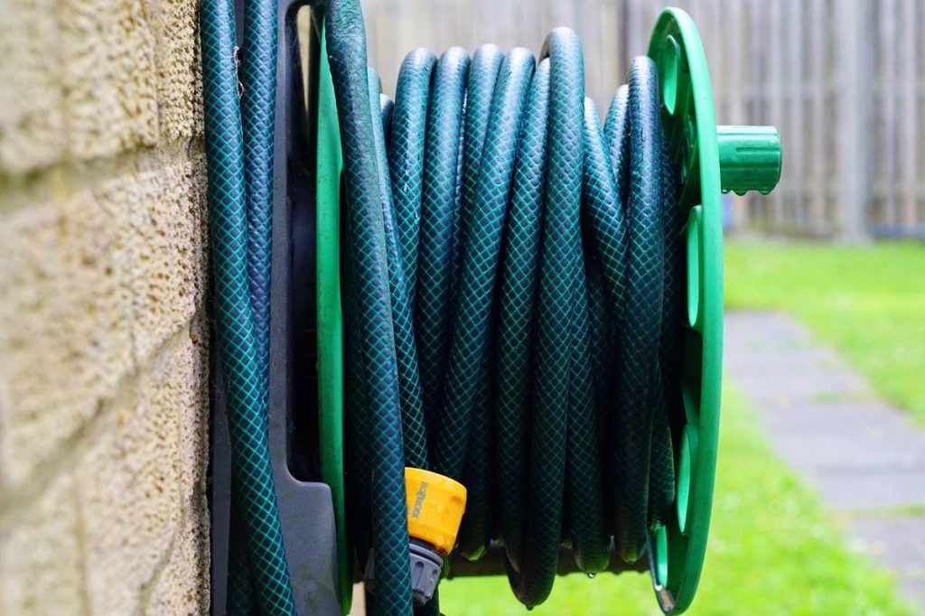 Dévidoir de tuyau d'arrosage fixé à un mur