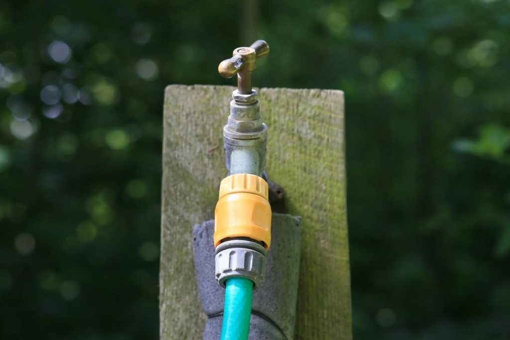 Robinet de jardin équipé d'un raccord rapide