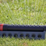 Arroseur oscillant en marche sur une pelouse
