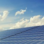 Panneau photovoltaïque sous un ciel bleu
