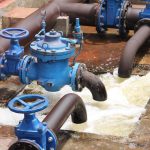 Vannes et canalisations d'un réseau d'eau en fonctionnement